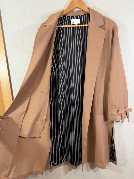 Classic Trench Coat Size M DR2 Tan Notched Lapel Bow Cuff Chic Spring Minimalist - Picture 4 of 10